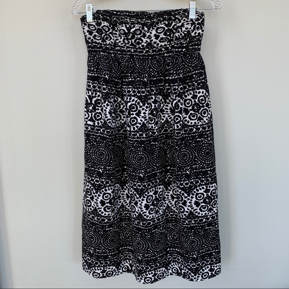 Tabitha Black and White Strapless Dress With Sear Sucker Design at top Size 2